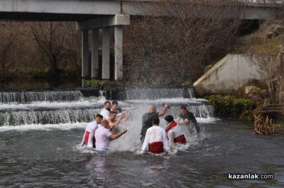 9 смелчаци “спасяваха“ Светия кръст в ледените води на р.Тунджа край Розово