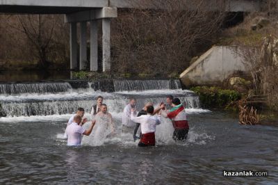 9 смелчаци “спасяваха“ Светия кръст в ледените води на р.Тунджа край Розово