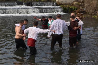 9 смелчаци “спасяваха“ Светия кръст в ледените води на р.Тунджа край Розово