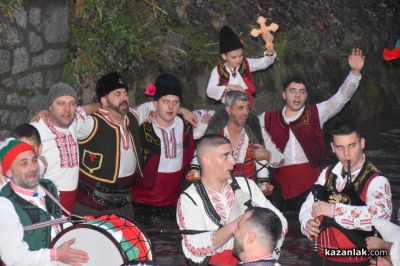 Шипка първа в страната отбеляза Богоявление: 18-годишният Лазар Даракчиев “спаси“ кръста