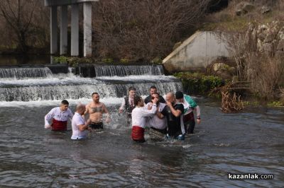 9 смелчаци “спасяваха“ Светия кръст в ледените води на р.Тунджа край Розово