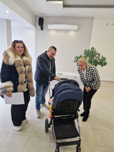 С грижа за бъдещето: 17 новородени получиха ваучери от Община Казанлък