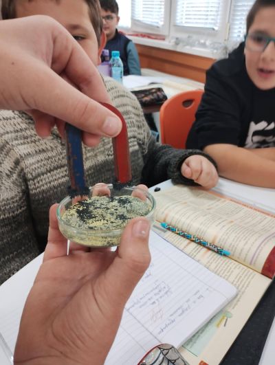 Петокласници от ОУ “Георги Кирков“ приложиха на практика знанията си по „Човекът и природата“ чрез експерименти