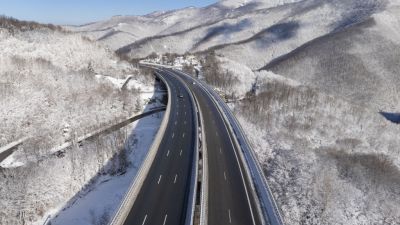 Шофьорите да тръгват с автомобили, готови за зимни условия. Утре прогнозите са за валежи от дъжд и сняг, възможни са поледици / Новини от Казанлък