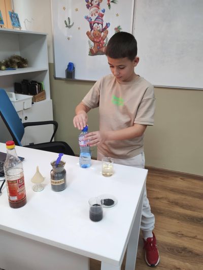 Петокласници от ОУ “Георги Кирков“ приложиха на практика знанията си по „Човекът и природата“ чрез експерименти