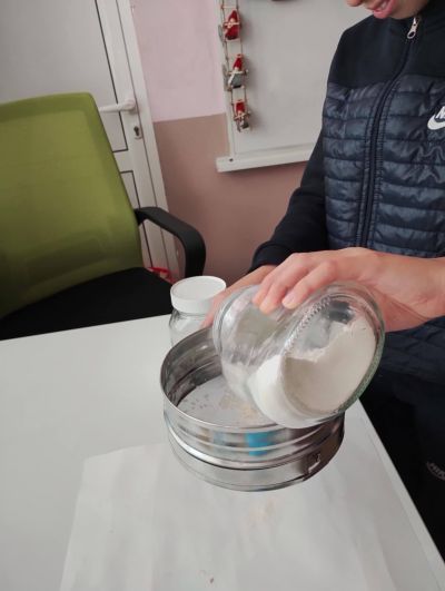 Петокласници от ОУ “Георги Кирков“ приложиха на практика знанията си по „Човекът и природата“ чрез експерименти