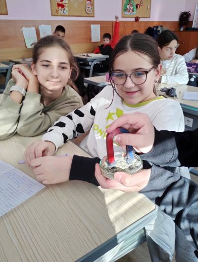 Петокласници от ОУ “Георги Кирков“ приложиха на практика знанията си по „Човекът и природата“ чрез експерименти