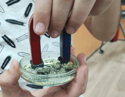 Петокласници от ОУ “Георги Кирков“ приложиха на практика знанията си по „Човекът и природата“ чрез експерименти / Новини от Казанлък