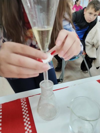 Петокласници от ОУ “Георги Кирков“ приложиха на практика знанията си по „Човекът и природата“ чрез експерименти