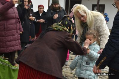 НЧ „Жар 2002“ пресъздаде традициите на Бабинден в Казанлък