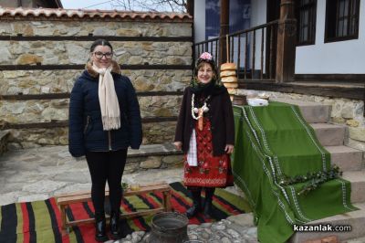 НЧ „Жар 2002“ пресъздаде традициите на Бабинден в Казанлък