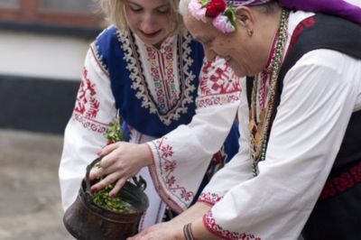 НЧ “Братство 1869”, с. Енина отбелязва Бабинден и поздравява всички празнуващи / Новини от Казанлък