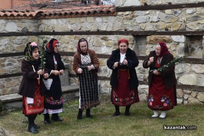 НЧ „Жар 2002“ пресъздаде традициите на Бабинден в Казанлък / Новини от Казанлък