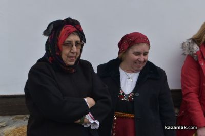 НЧ „Жар 2002“ пресъздаде традициите на Бабинден в Казанлък