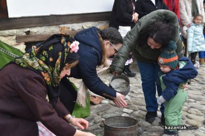 НЧ „Жар 2002“ пресъздаде традициите на Бабинден в Казанлък