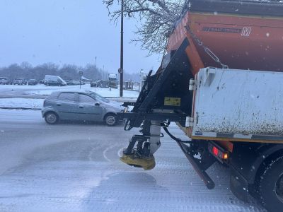 Непрекъсната работа по опесъчаване и почистване на пътните артерии в община Казанлък 