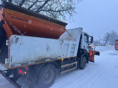 Непрекъсната работа по опесъчаване и почистване на пътните артерии в община Казанлък 