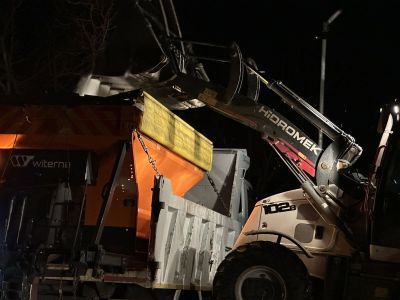 Непрекъсната работа по опесъчаване и почистване на пътните артерии в община Казанлък 