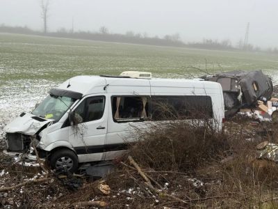 Два микробуса катастрофираха край Дъбово, има петима ранени / Новини от Казанлък