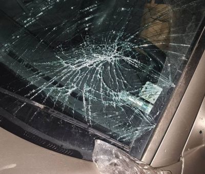 Вандалска проява или опасна игра: автомобил е с разбито предно стъкло / Новини от Казанлък