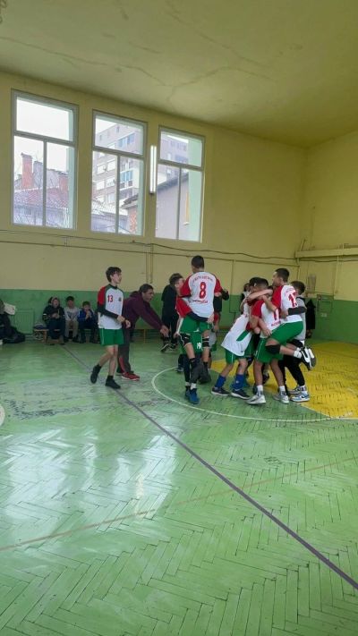 ОУ „Мати Болгария“ спечели общинското първенство по волейбол за момчета V-VII клас в Казанлък