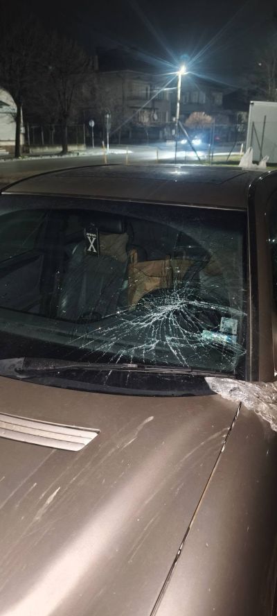 Вандалска проява или опасна игра: автомобил е с разбито предно стъкло