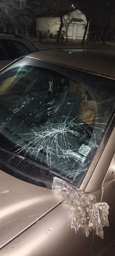 Вандалска проява или опасна игра: автомобил е с разбито предно стъкло