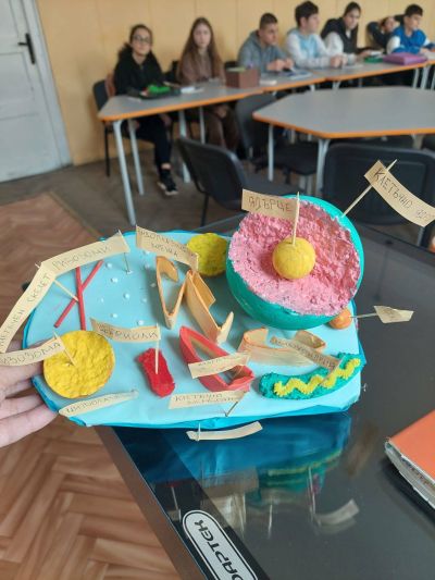 Ученици от Хуманитарната гимназия впечатлиха с макети изработени от подръчни материали