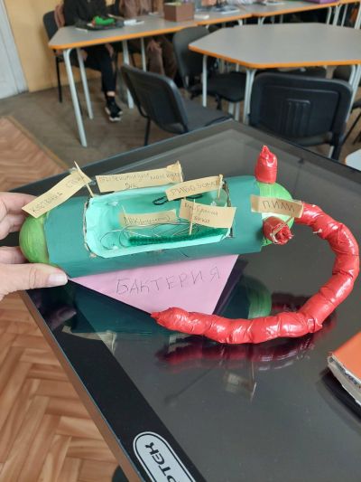 Ученици от Хуманитарната гимназия впечатлиха с макети изработени от подръчни материали