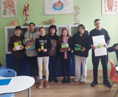 Ученици от Хуманитарната гимназия впечатлиха с макети изработени от подръчни материали / Новини от Казанлък