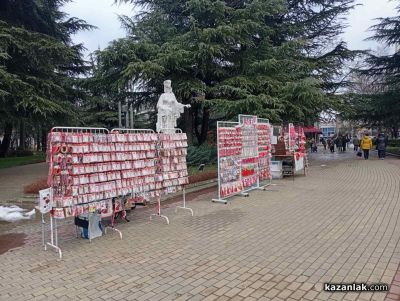 Въпреки студа, първите мартеници на площада носят пролетно настроение