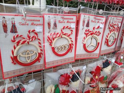 Въпреки студа, първите мартеници на площада носят пролетно настроение