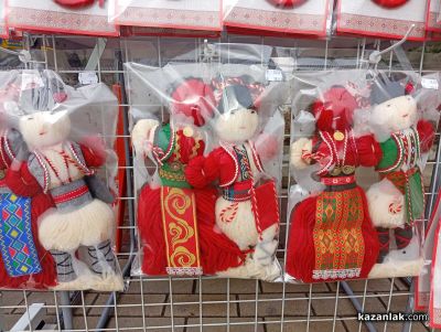 Въпреки студа, първите мартеници на площада носят пролетно настроение