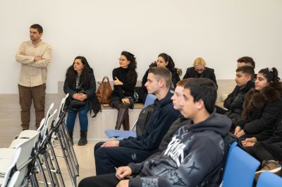 Ученици от ПГЛПТ присъстваха на специална лекция на тема „Безопасен интернет“ / Новини от Казанлък