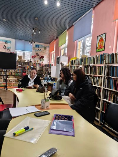 Литературна среща на тема „Когато думите се превръщат в чувства“ проведоха ученици на ПГЛПТ в Общинска библиотека „Искра“