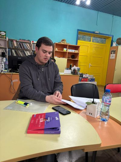 Литературна среща на тема „Когато думите се превръщат в чувства“ проведоха ученици на ПГЛПТ в Общинска библиотека „Искра“