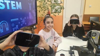 Роботи DАSH и FABLE GO/ EXPLORE обучават учениците от ОУ “Георги Кирков“ в модерен STEM център / Новини от Казанлък