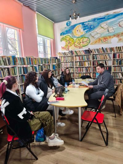 Литературна среща на тема „Когато думите се превръщат в чувства“ проведоха ученици на ПГЛПТ в Общинска библиотека „Искра“