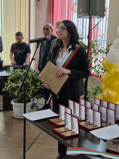 „От сребро до диамант“ - Гурково разстла червен килим за юбилейни семейства