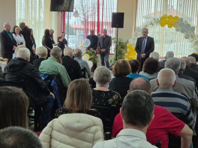 „От сребро до диамант“ - Гурково разстла червен килим за юбилейни семейства