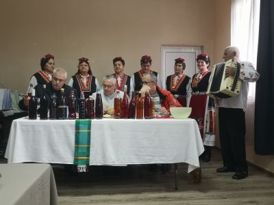 В казанлъшкото село Бузовград отличиха най-добрите майстори на домашни вина