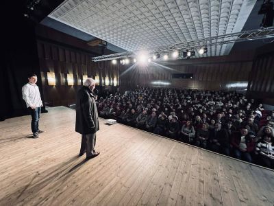 След изключителния интерес и по желание на публиката, документалният филм “Социално силните“ се завръща в Казанлък за специална прожекция по покана на Община Казанлък