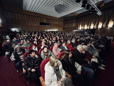 След изключителния интерес и по желание на публиката, документалният филм “Социално силните“ се завръща в Казанлък за специална прожекция по покана на Община Казанлък
