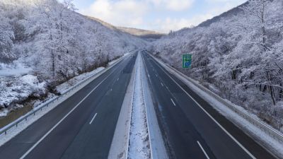 За събота в 13 области метеоролозите са определили жълт код за снеговалеж, шофьорите да тръгват подготвени на път / Новини от Казанлък