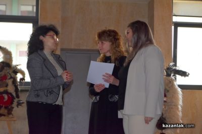 Фоайето на Община Казанлък грейна с изкуството на най-малките творци на България