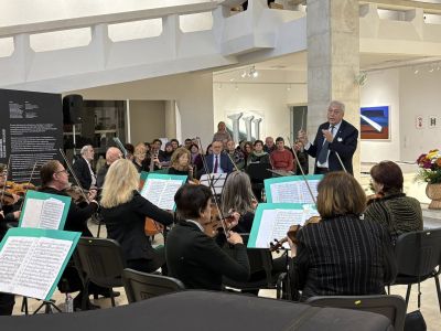 Митрополит Киприан дирижира оркестъра на юристите в Казанлък