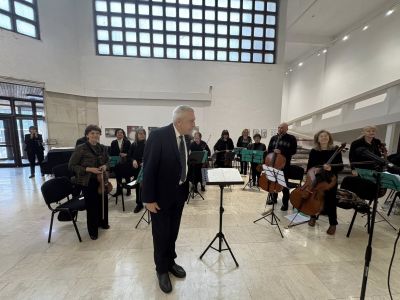 Митрополит Киприан дирижира оркестъра на юристите в Казанлък