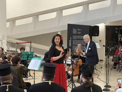 Митрополит Киприан дирижира оркестъра на юристите в Казанлък