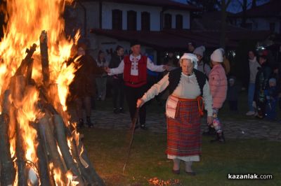 Казанлък запали Заговезнишкия огън и поиска прошка / Новини от Казанлък