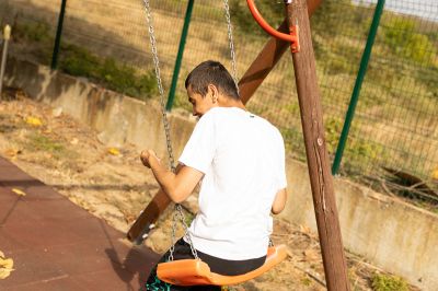 Фотоизложба разкрива силата и автентичността на деца и младежи в неравностойно положение